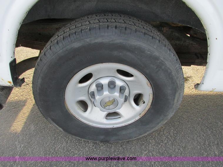 image for item F4171 2004 Chevrolet Express 3500 van