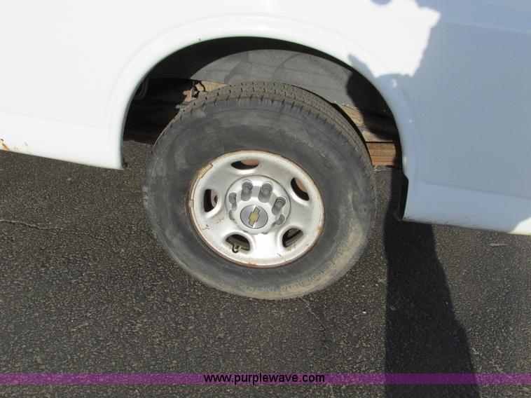 image for item F4171 2004 Chevrolet Express 3500 van