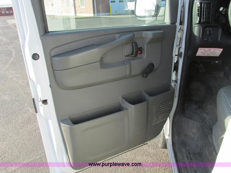 image for item F4171 2004 Chevrolet Express 3500 van