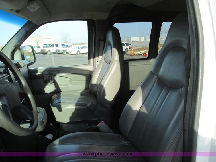 image for item F4171 2004 Chevrolet Express 3500 van
