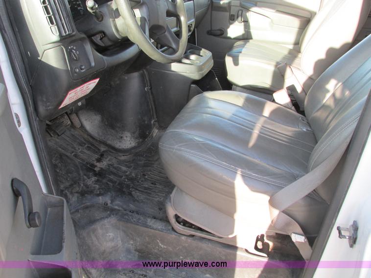 image for item F4171 2004 Chevrolet Express 3500 van