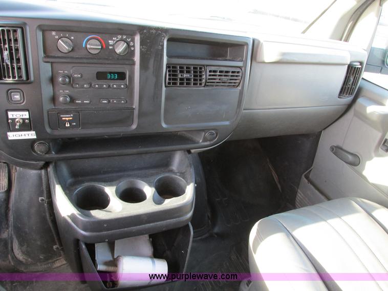 image for item F4171 2004 Chevrolet Express 3500 van