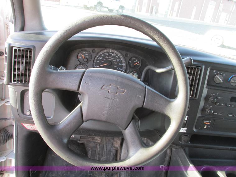 image for item F4171 2004 Chevrolet Express 3500 van