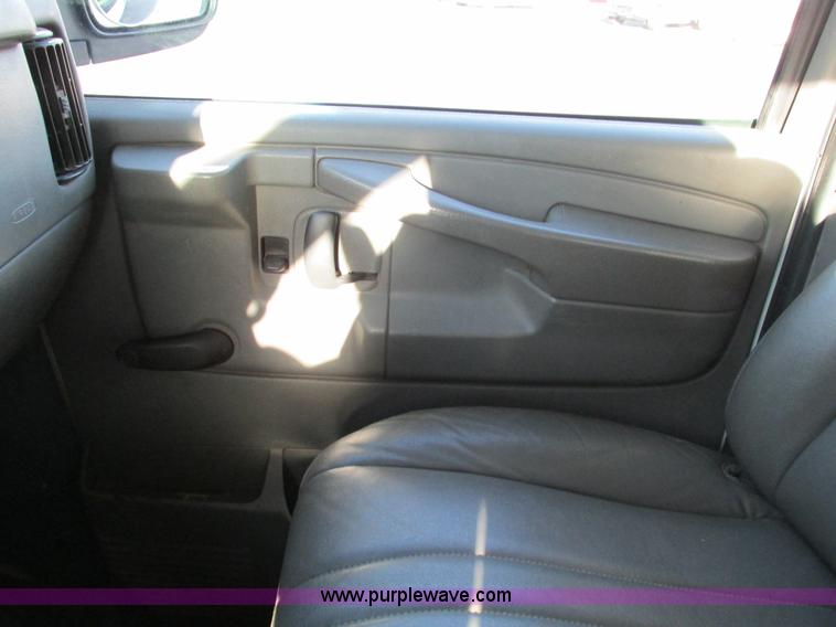 image for item F4171 2004 Chevrolet Express 3500 van