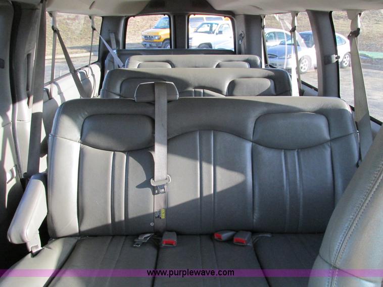 image for item F4171 2004 Chevrolet Express 3500 van