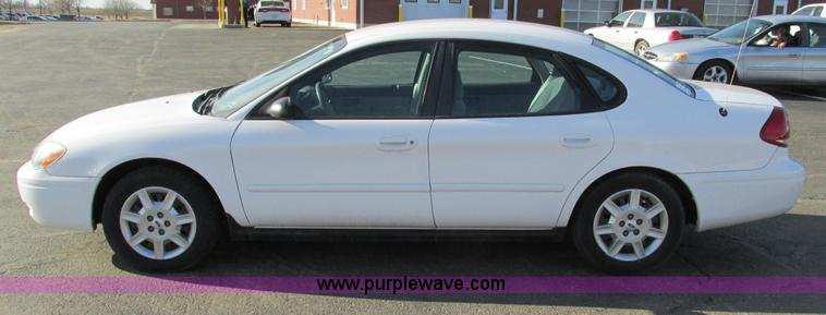 image for item F4172 2004 Ford Taurus LX