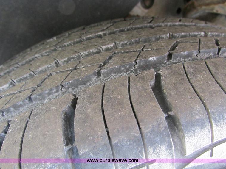 image for item F4172 2004 Ford Taurus LX