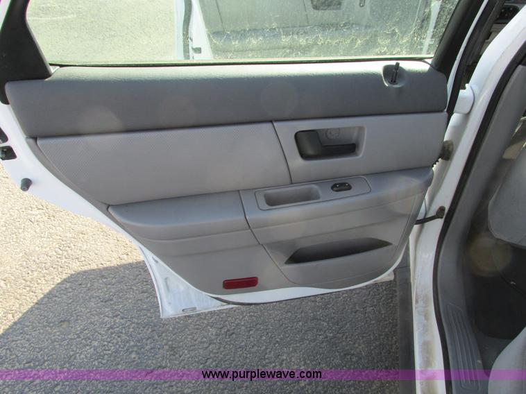 image for item F4172 2004 Ford Taurus LX