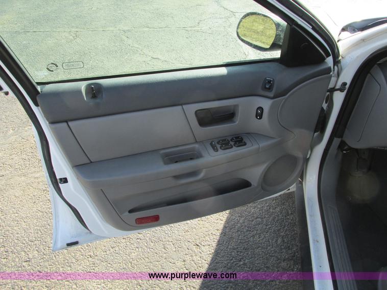 image for item F4172 2004 Ford Taurus LX