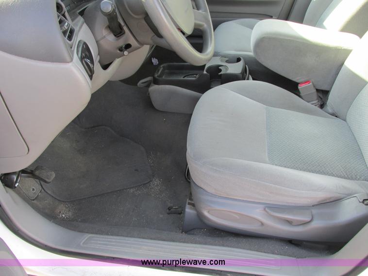 image for item F4172 2004 Ford Taurus LX