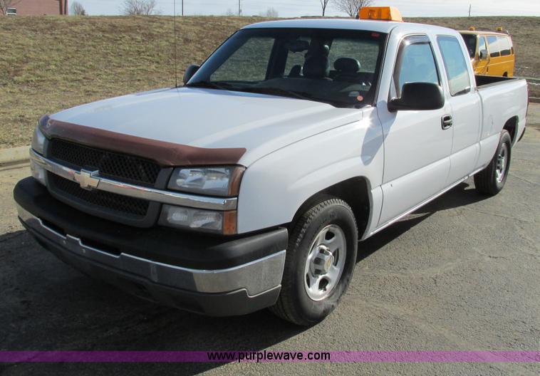 image for item F4176 2004 Chevrolet Silverado 1500 Extended Cab pickup truck