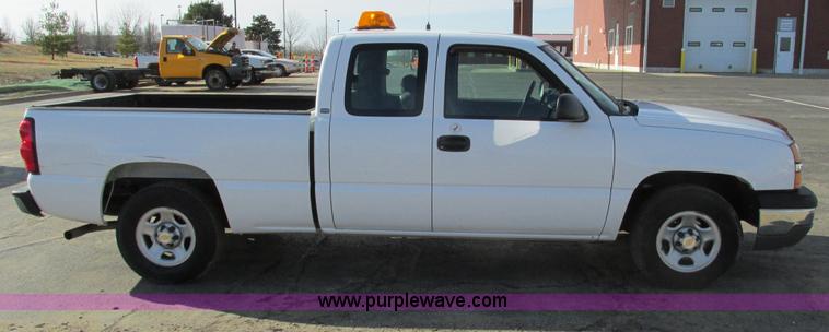 image for item F4176 2004 Chevrolet Silverado 1500 Extended Cab pickup truck