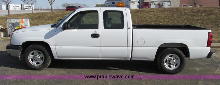 image for item F4176 2004 Chevrolet Silverado 1500 Extended Cab pickup truck