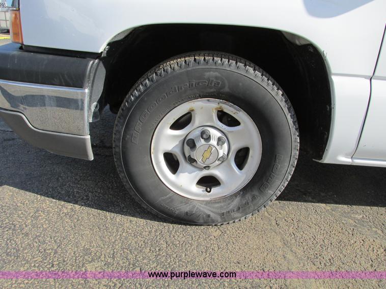 image for item F4176 2004 Chevrolet Silverado 1500 Extended Cab pickup truck