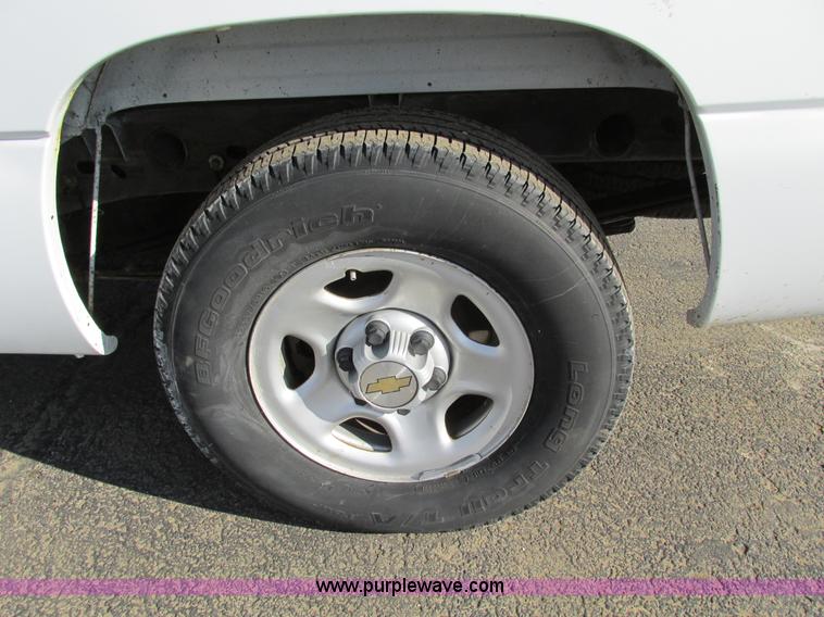 image for item F4176 2004 Chevrolet Silverado 1500 Extended Cab pickup truck