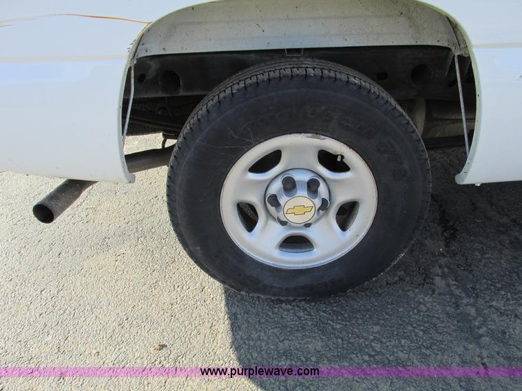 image for item F4176 2004 Chevrolet Silverado 1500 Extended Cab pickup truck