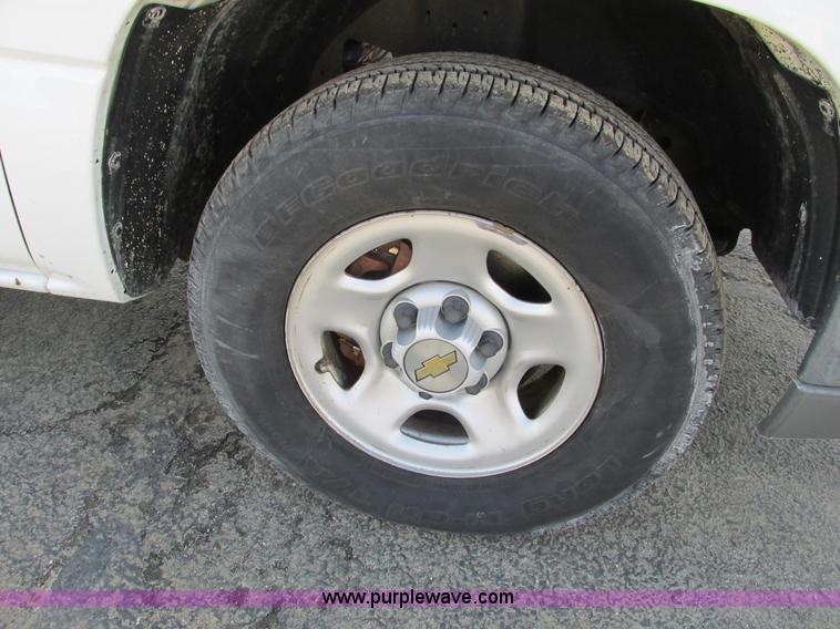 image for item F4176 2004 Chevrolet Silverado 1500 Extended Cab pickup truck