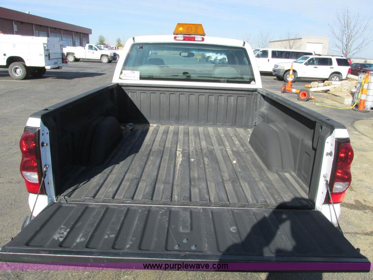 image for item F4176 2004 Chevrolet Silverado 1500 Extended Cab pickup truck