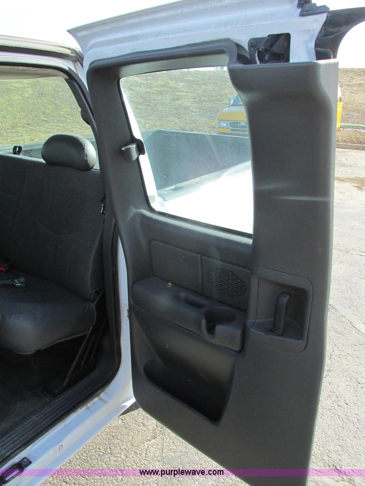 image for item F4176 2004 Chevrolet Silverado 1500 Extended Cab pickup truck