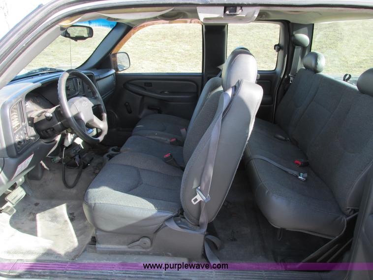 image for item F4176 2004 Chevrolet Silverado 1500 Extended Cab pickup truck