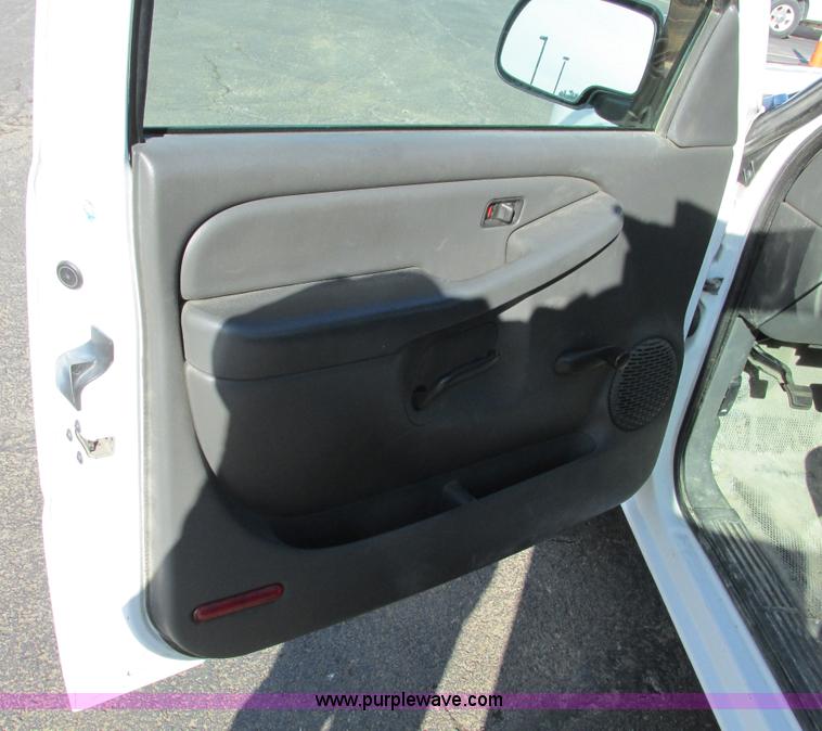 image for item F4176 2004 Chevrolet Silverado 1500 Extended Cab pickup truck