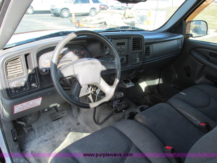 image for item F4176 2004 Chevrolet Silverado 1500 Extended Cab pickup truck