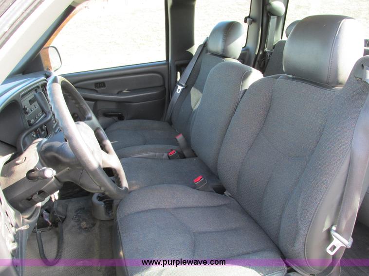 image for item F4176 2004 Chevrolet Silverado 1500 Extended Cab pickup truck