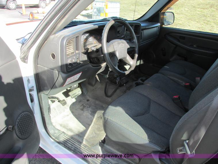 image for item F4176 2004 Chevrolet Silverado 1500 Extended Cab pickup truck