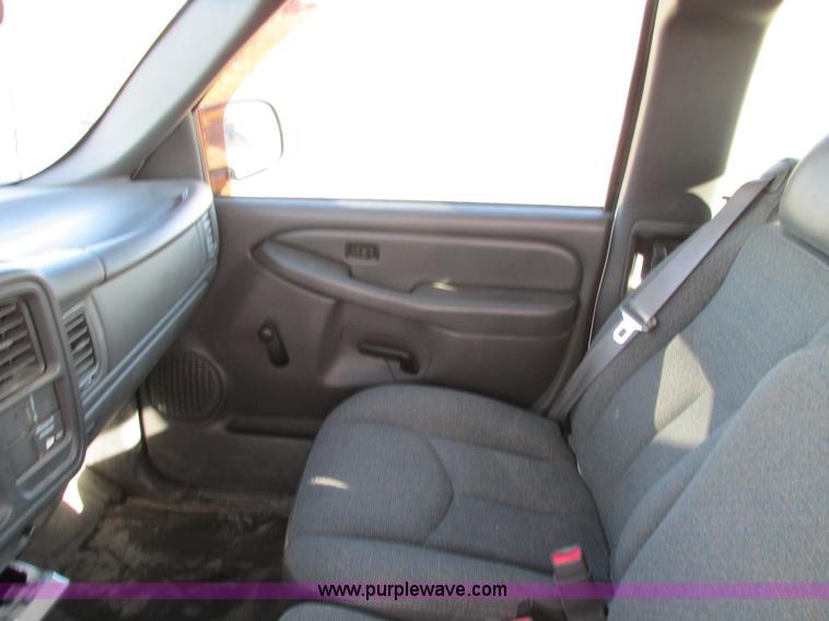 image for item F4176 2004 Chevrolet Silverado 1500 Extended Cab pickup truck