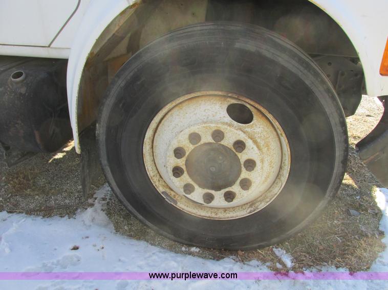 image for item F4181 1998 International 4900 box truck