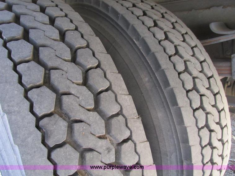 image for item F4181 1998 International 4900 box truck