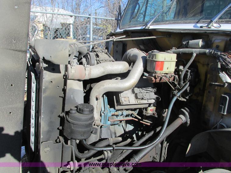 image for item F4181 1998 International 4900 box truck