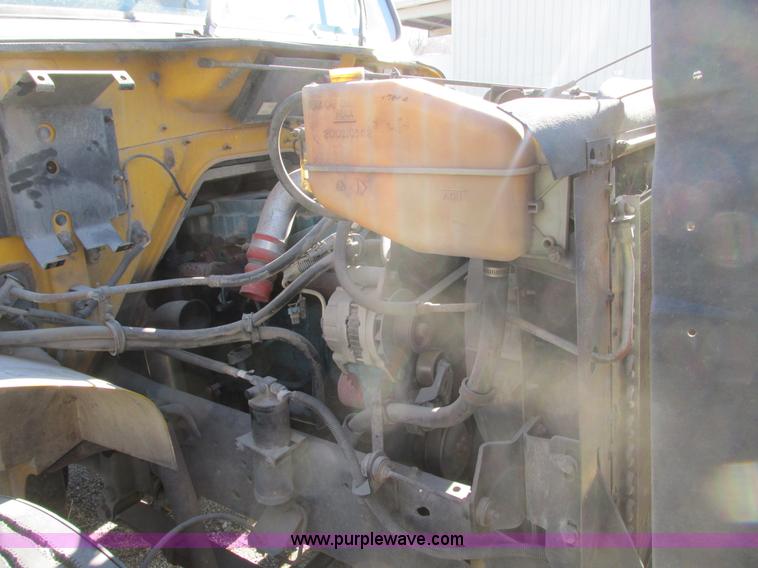 image for item F4181 1998 International 4900 box truck