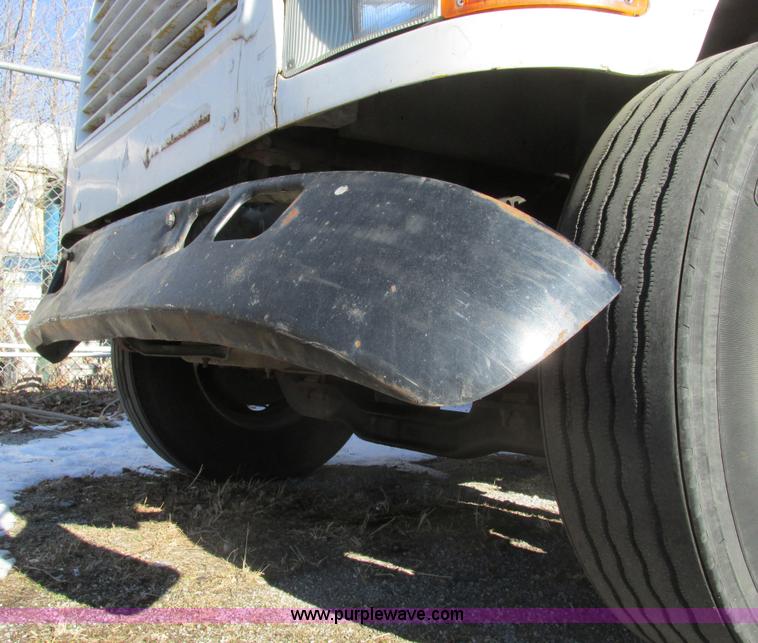 image for item F4181 1998 International 4900 box truck