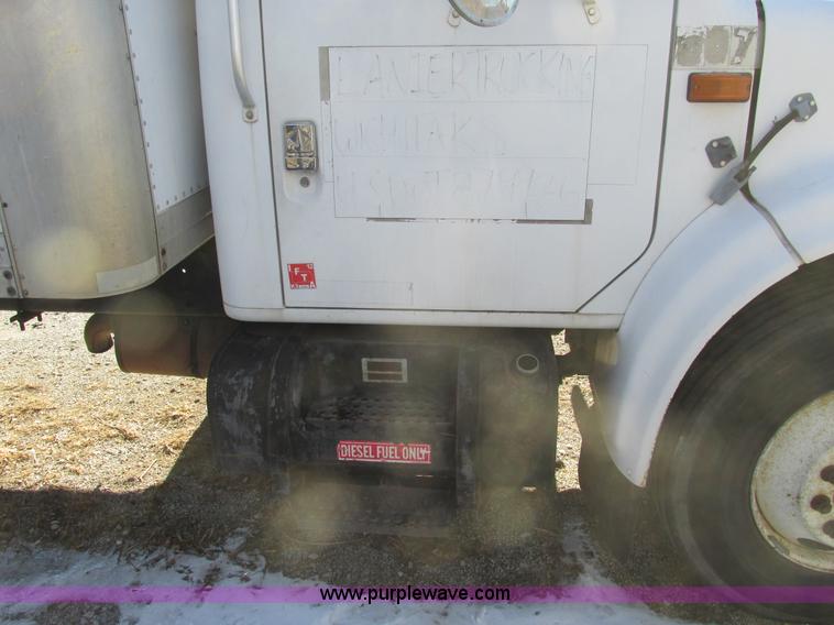 image for item F4181 1998 International 4900 box truck