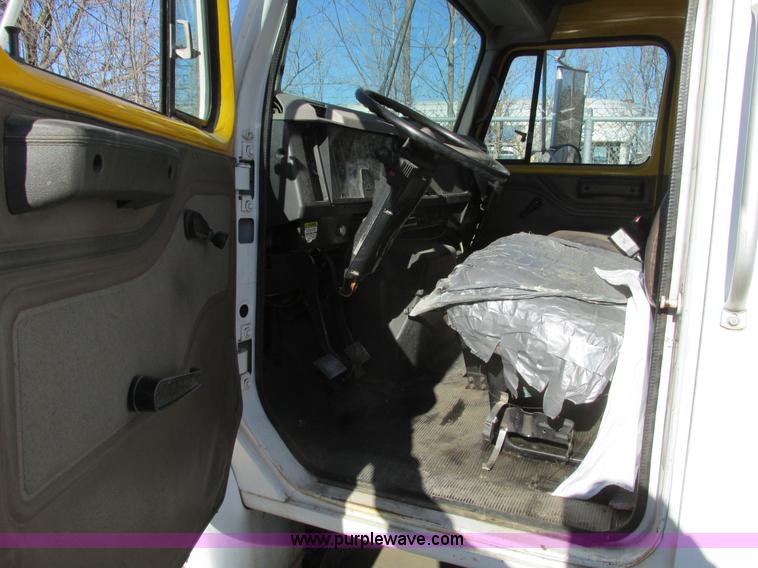 image for item F4181 1998 International 4900 box truck