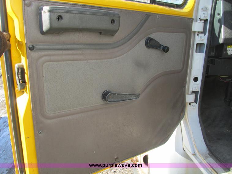 image for item F4181 1998 International 4900 box truck