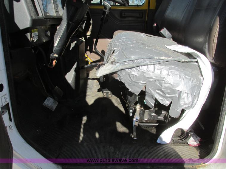 image for item F4181 1998 International 4900 box truck