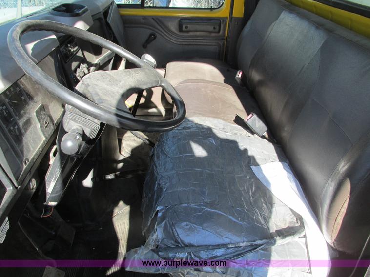 image for item F4181 1998 International 4900 box truck