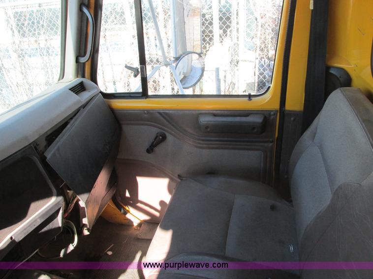 image for item F4181 1998 International 4900 box truck