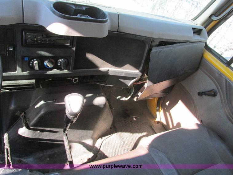 image for item F4181 1998 International 4900 box truck