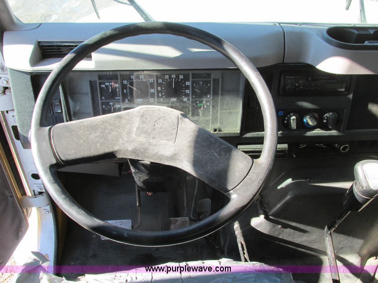 image for item F4181 1998 International 4900 box truck