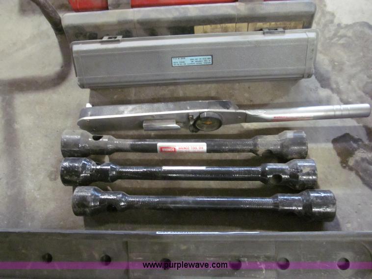 image for item O9137 Assorted multiplier and torque wrenches