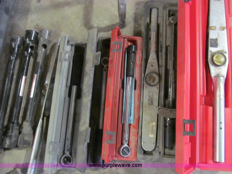 image for item O9137 Assorted multiplier and torque wrenches