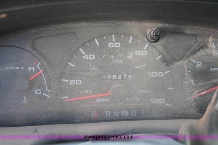 image for item O9346 2001 Ford Taurus SES