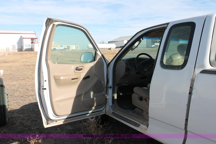 image for item O9348 2002 Ford F150 XL SuperCab pickup truck