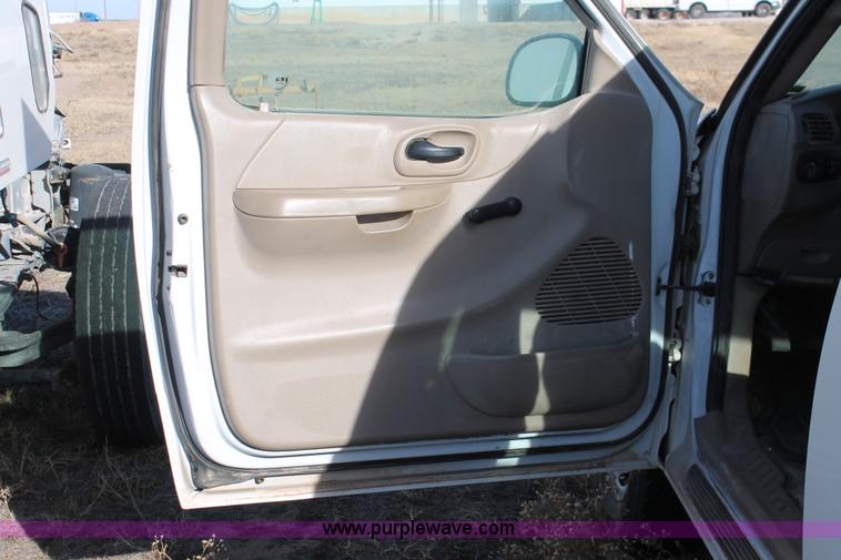 image for item O9348 2002 Ford F150 XL SuperCab pickup truck