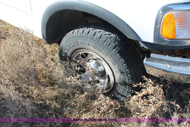 image for item O9348 2002 Ford F150 XL SuperCab pickup truck