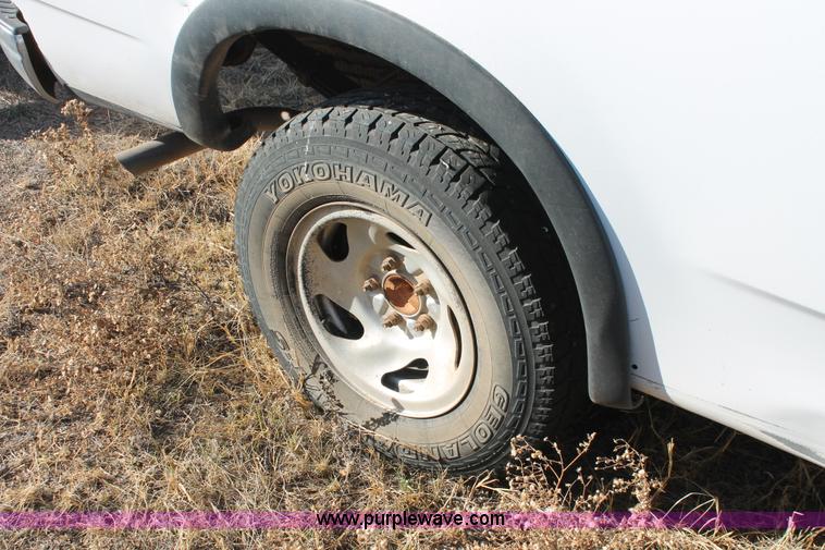 image for item O9348 2002 Ford F150 XL SuperCab pickup truck