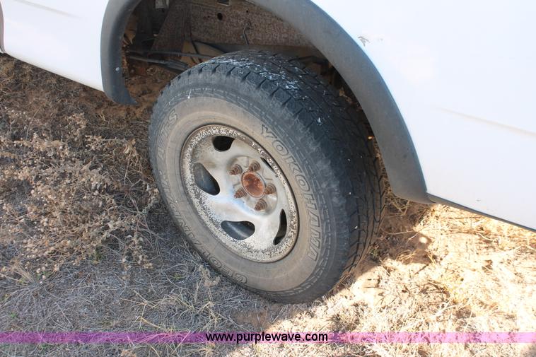 image for item O9348 2002 Ford F150 XL SuperCab pickup truck